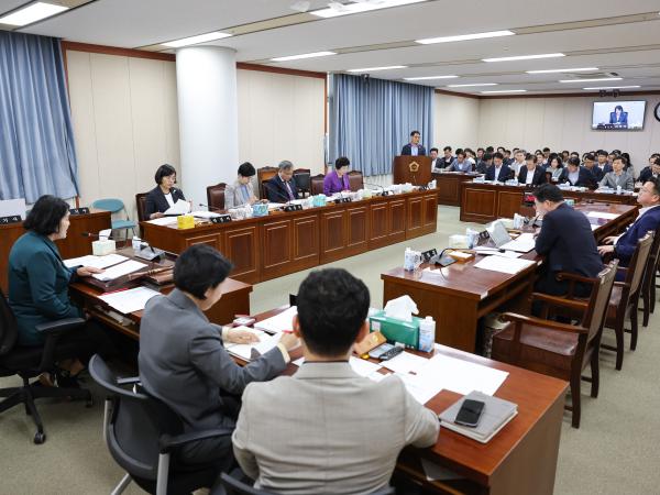 제394회 임시회 경제관광문화위원회 회의 첨부이미지 : 25년10월15일 제394회 임시회 경제관광문화위원회 회의 (11).jpg