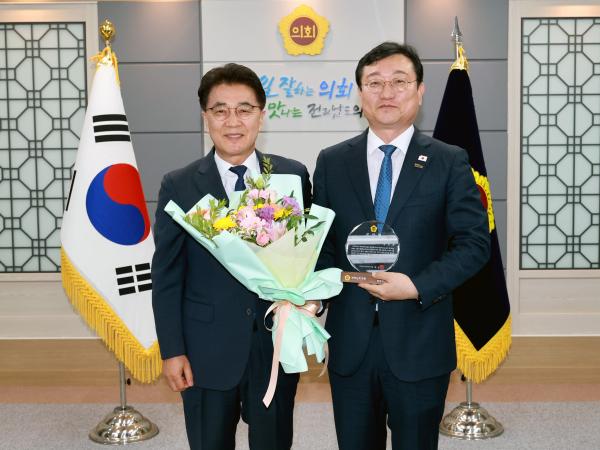 명창환 행정부지사 감사패 수여식 첨부이미지 : 25년10월15일 명창환 행정부지사 감사패 수여식 - 003.jpg