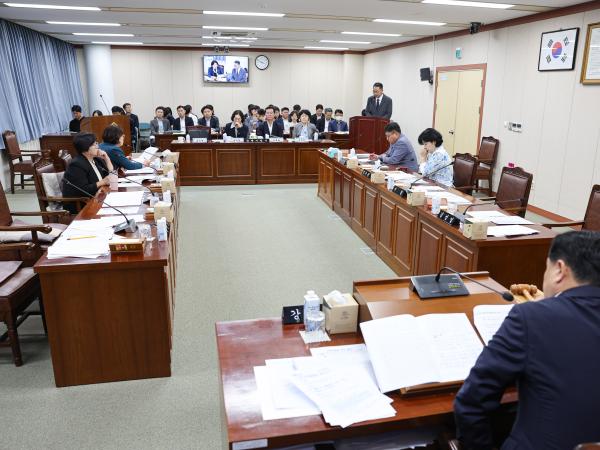 제394회 임시회 기획행정위원회 회의 첨부이미지 : 25년10월15일 제394회 임시회 기획행정위원회 회의 (10).jpg