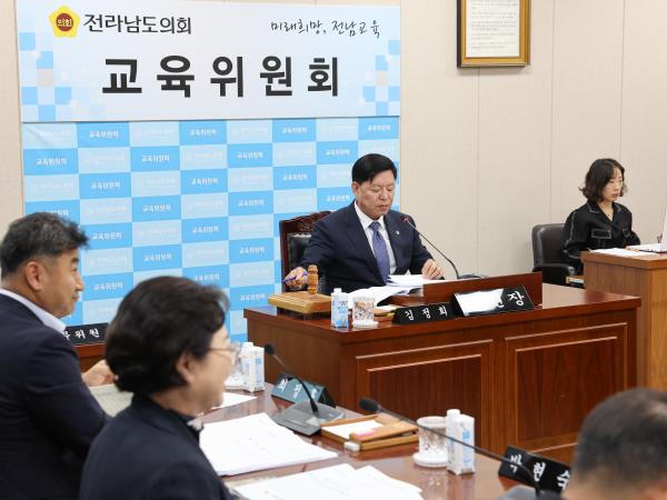 제394회 임시회 교육위원회 회의 첨부이미지 : 25년10월15일 제394회 임시회 교육위원회 회의 (14).jpg