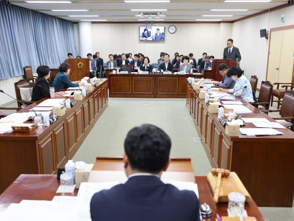 제394회 임시회 기획행정위원회 회의 첨부이미지 : 25년10월15일 제394회 임시회 기획행정위원회 회의 (14).jpg