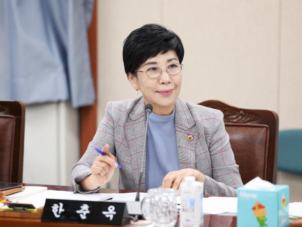 제394회 임시회 경제관광문화위원회 회의 첨부이미지 : 25년10월15일 제394회 임시회 경제관광문화위원회 회의 (27).jpg