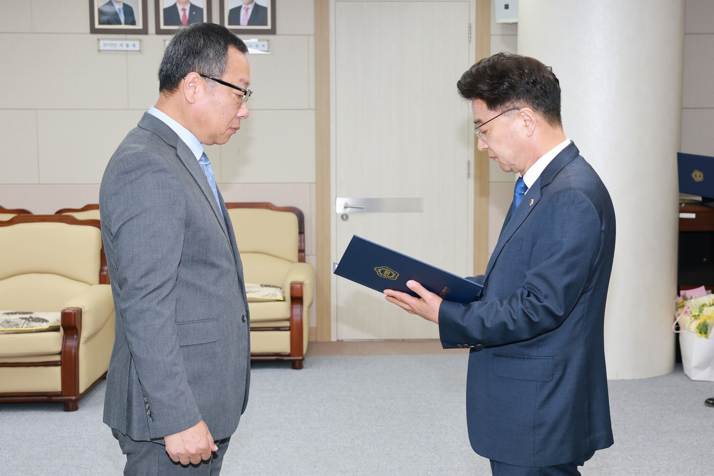 2025 수시 인사발령 임용장 수여식 첨부이미지 : 25년10월02일 2025 수시 인사발령 임용장 수여식 - 002.jpg