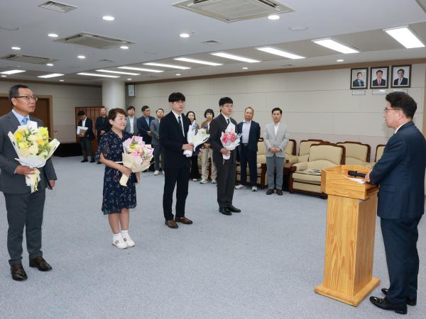 2025 수시 인사발령 임용장 수여식 첨부이미지 : 25년10월02일 2025 수시 인사발령 임용장 수여식 - 018.jpg