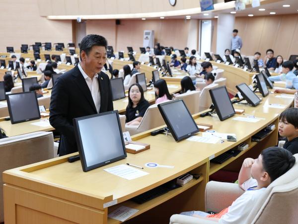 완도 노화초, 목포 이로초 청소년 의회교실 첨부이미지 : 25년06월12일 완도 노화초_ 목포 이로초 청소년 의회교실 - 003.jpg