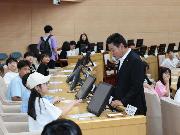 완도 노화초, 목포 이로초 청소년 의회교실 첨부이미지 : 25년06월12일 완도 노화초_ 목포 이로초 청소년 의회교실 - 001.jpg