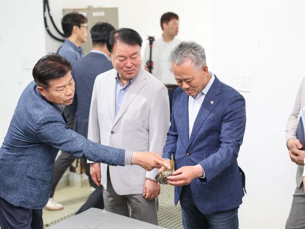 농수산위원회 현지활동 ‘해양수산과학원 수산종자연구소’ 첨부이미지 : 25년06월10일 농수산위원회 현지활동 ‘해양수산과학원 수산종자연구소’ (53).jpg