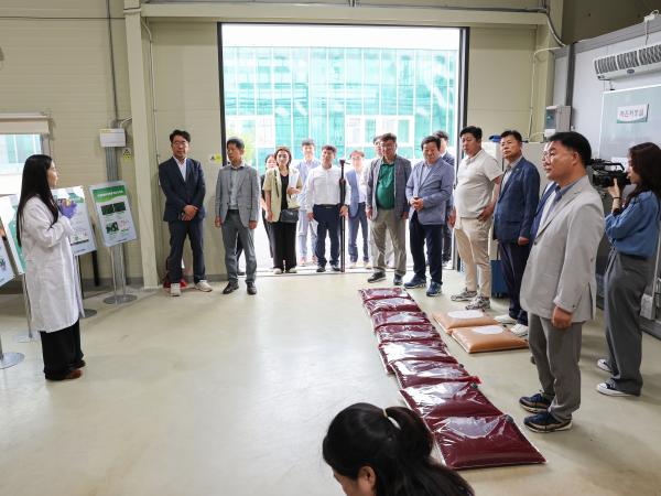농수산위원회 현지활동 ‘해양수산과학원 수산종자연구소’ 첨부이미지 : 25년06월10일 농수산위원회 현지활동 ‘해양수산과학원 수산종자연구소’ (42).jpg