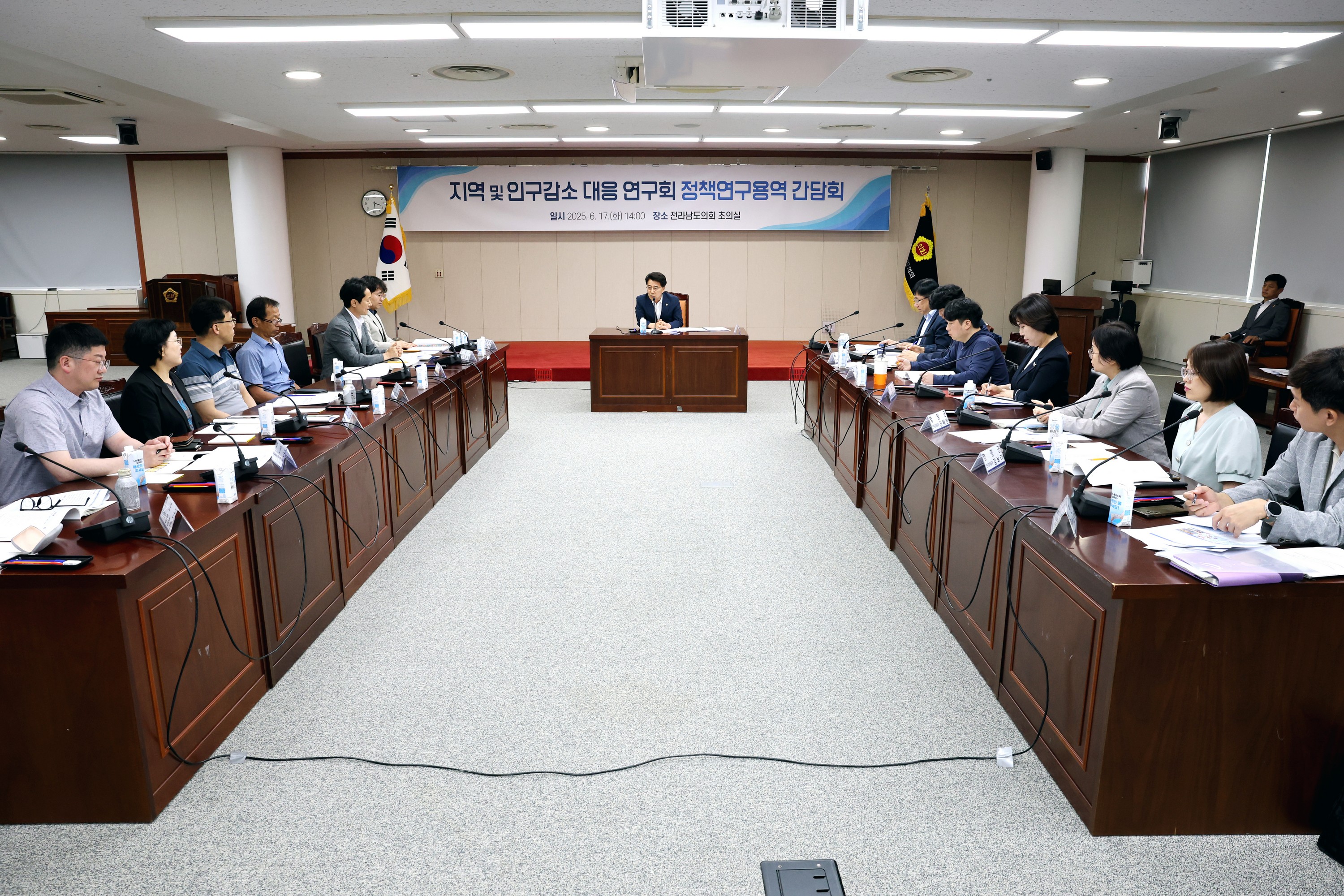 지역 및 인구감소 대응 연구회 간담회 첨부이미지 : 25년06월17일 지역 및 인구감소 대응 연구회 간담회 - 026.jpg