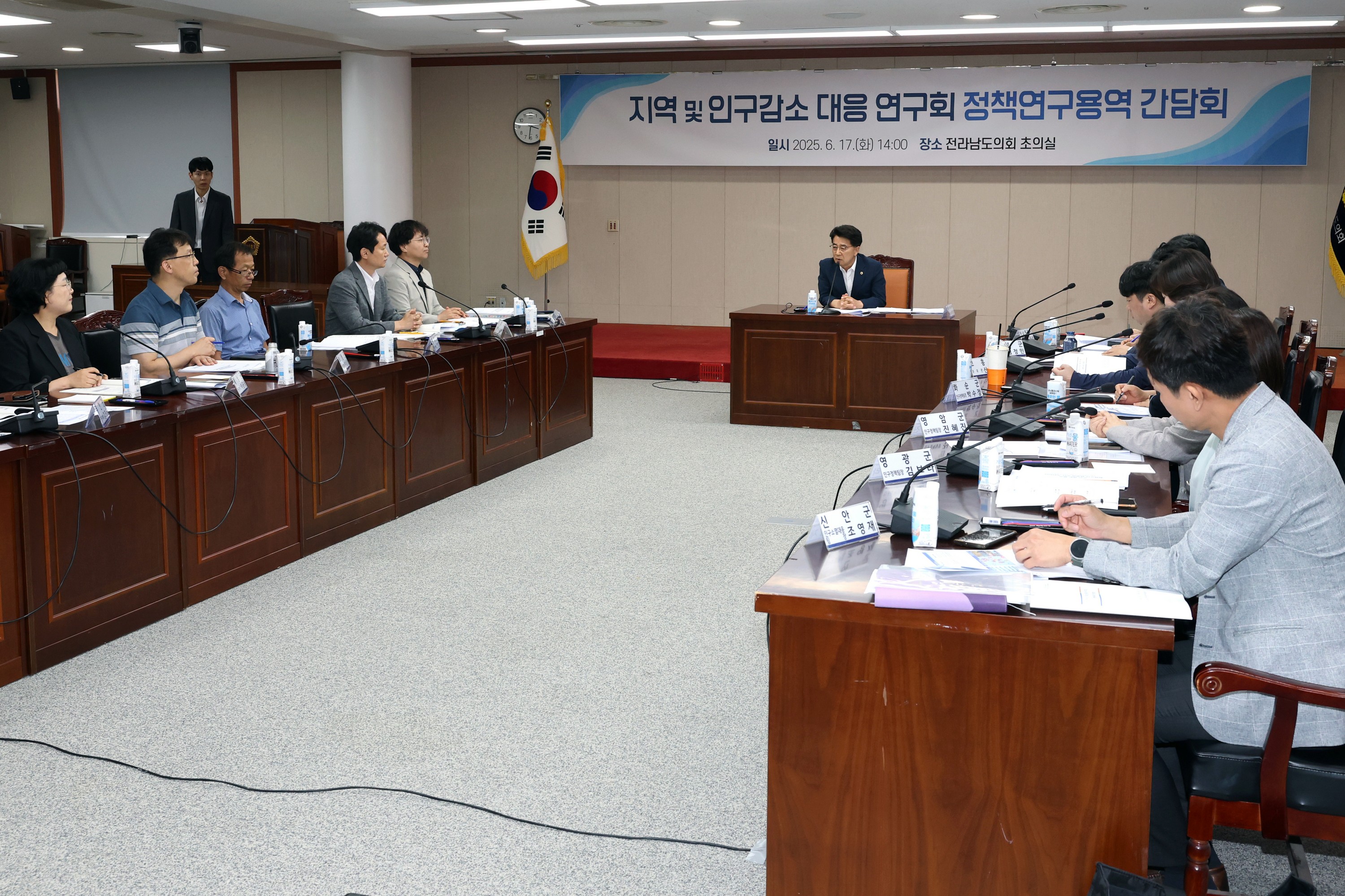 지역 및 인구감소 대응 연구회 간담회 첨부이미지 : 25년06월17일 지역 및 인구감소 대응 연구회 간담회 - 024.jpg