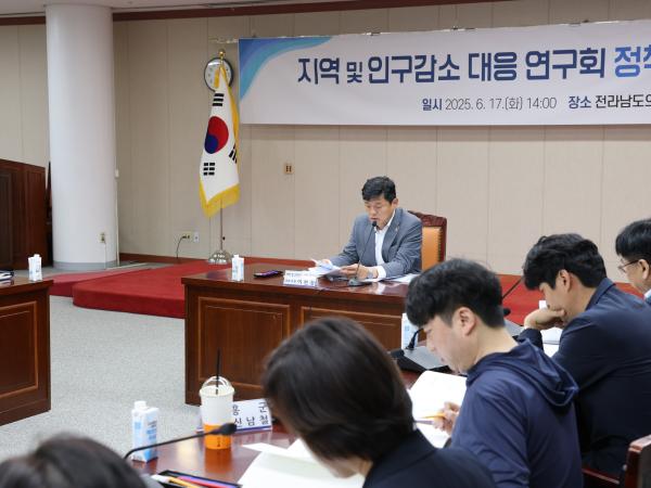 지역 및 인구감소 대응 연구회 간담회 첨부이미지 : 25년06월17일 지역 및 인구감소 대응 연구회 간담회 - 008.jpg