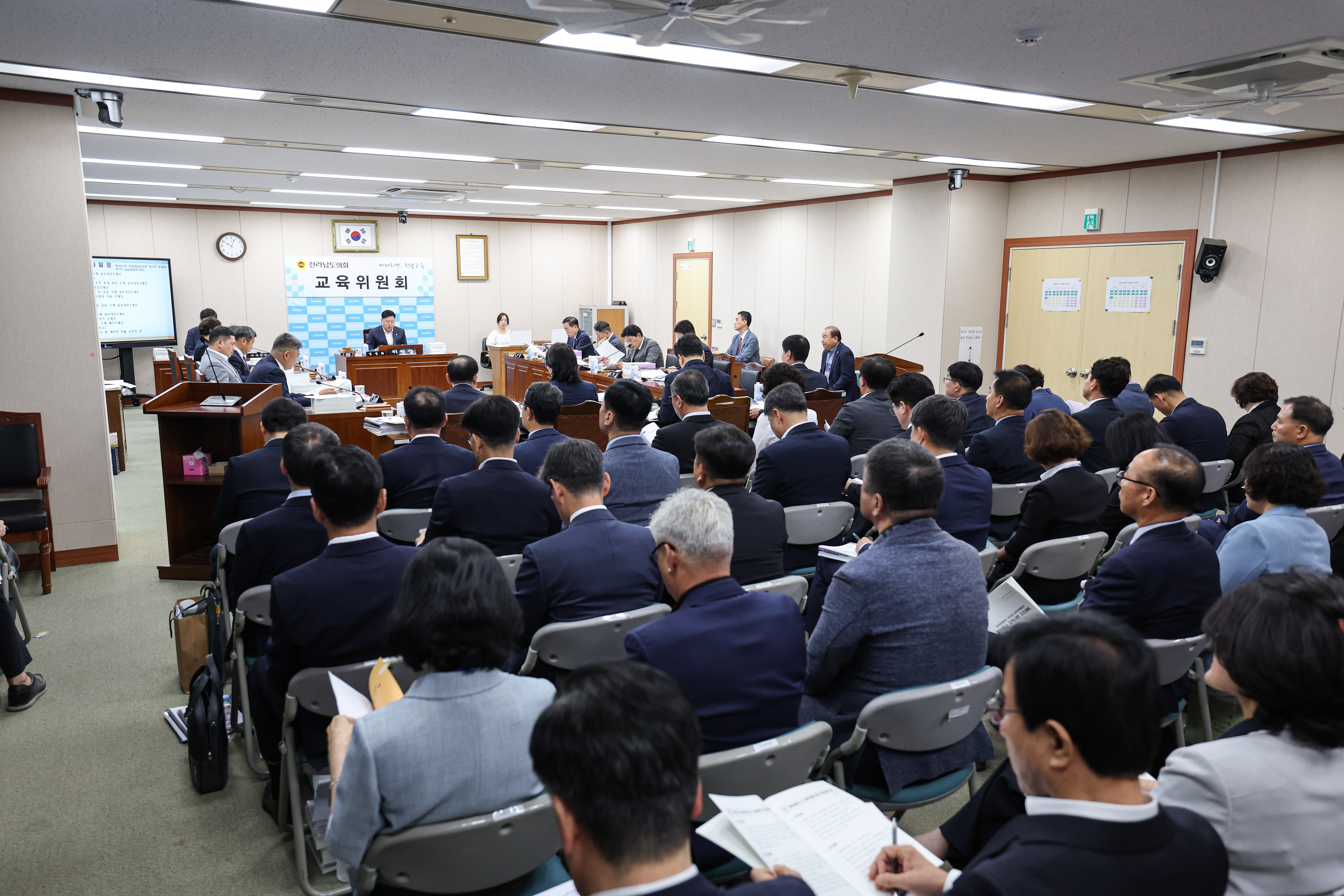제391회 제1차 정례회 교육위원회 회의 첨부이미지 : 25년06월09일 제391회 제1차 정례회 교육위원회 회의 (7).jpg