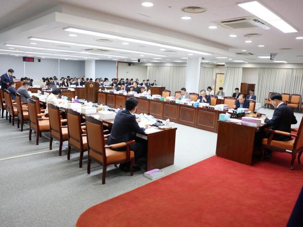 전라남도교육비특별회계 2024회계연도 결산 및 예비비 승인 심사 첨부이미지 : 25년06월13일 전라남도교육비택별회계 2024회계연도 결산 및 예비비 심사 - 008.jpg