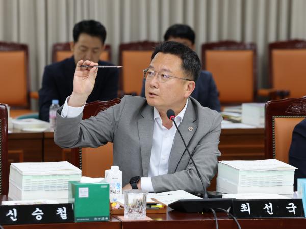 전라남도교육비특별회계 2024회계연도 결산 및 예비비 승인 심사 첨부이미지 : 25년06월13일 전라남도교육비택별회계 2024회계연도 결산 및 예비비 심사 - 075.jpg