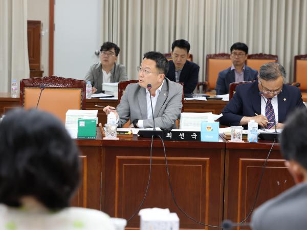전라남도교육비특별회계 2024회계연도 결산 및 예비비 승인 심사 첨부이미지 : 25년06월13일 전라남도교육비택별회계 2024회계연도 결산 및 예비비 심사 - 077.jpg