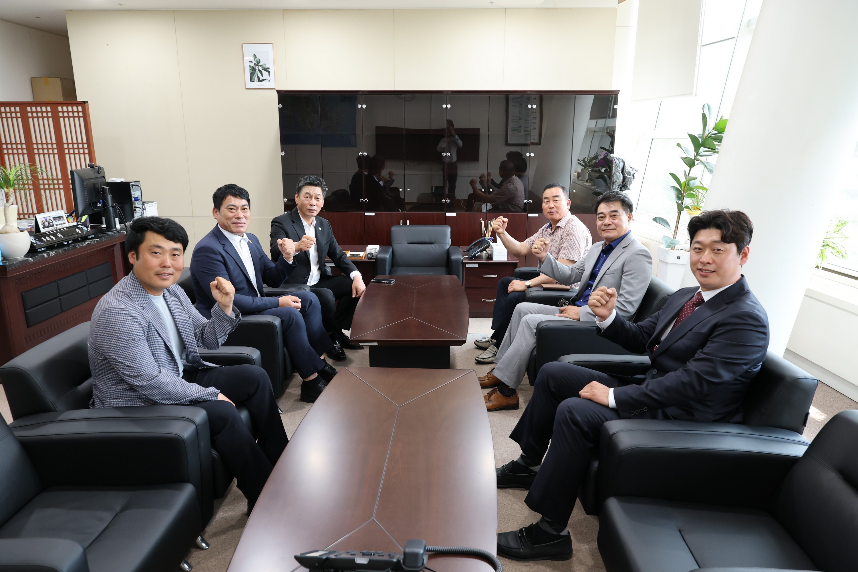완도군 노화읍 청년회와 간담회 첨부이미지 : 25년06월09일 완도 노화읍 청년회와 간담회 - 022.jpg