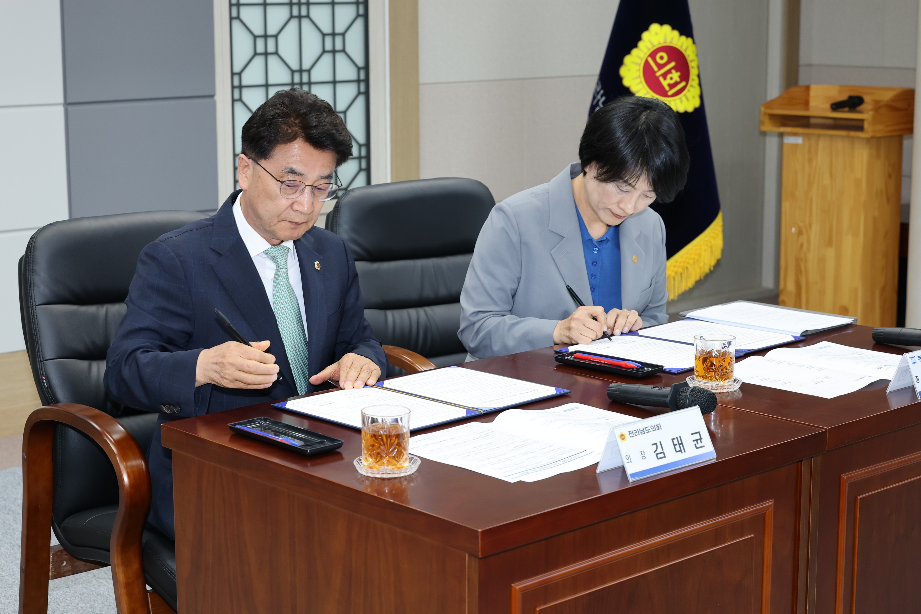 전라남도의회-동신대학교 2025년 전라남도의회 의정 아카데미 위탁 협약식 첨부이미지 : 25년06월05일 전남도의회 - 동신대학교 2025년 전라남도의회 의정 아카데미 위탁 협약식 - 016.jpg