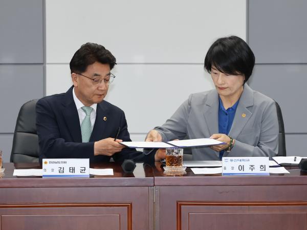 전라남도의회-동신대학교 2025년 전라남도의회 의정 아카데미 위탁 협약식 첨부이미지 : 25년06월05일 전남도의회 - 동신대학교 2025년 전라남도의회 의정 아카데미 위탁 협약식 - 015.jpg