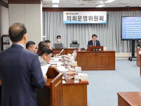제391회 정례회 제1차 의회운영위원회 회의  첨부이미지 : 25년06월05일 제391회 정례회 제1차 의회운영위원회 회의_11.jpg
