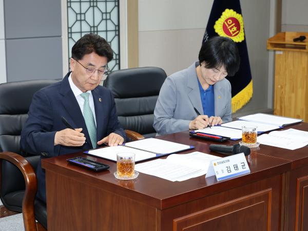 전라남도의회-동신대학교 2025년 전라남도의회 의정 아카데미 위탁 협약식 첨부이미지 : 25년06월05일 전남도의회 - 동신대학교 2025년 전라남도의회 의정 아카데미 위탁 협약식 - 016.jpg
