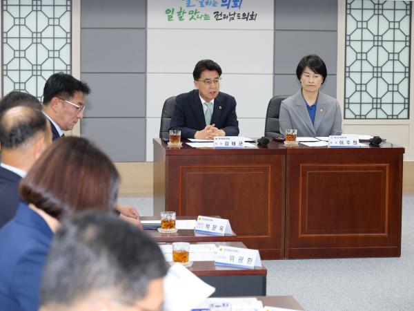 전라남도의회-동신대학교 2025년 전라남도의회 의정 아카데미 위탁 협약식 첨부이미지 : 25년06월05일 전남도의회 - 동신대학교 2025년 전라남도의회 의정 아카데미 위탁 협약식 - 006.jpg