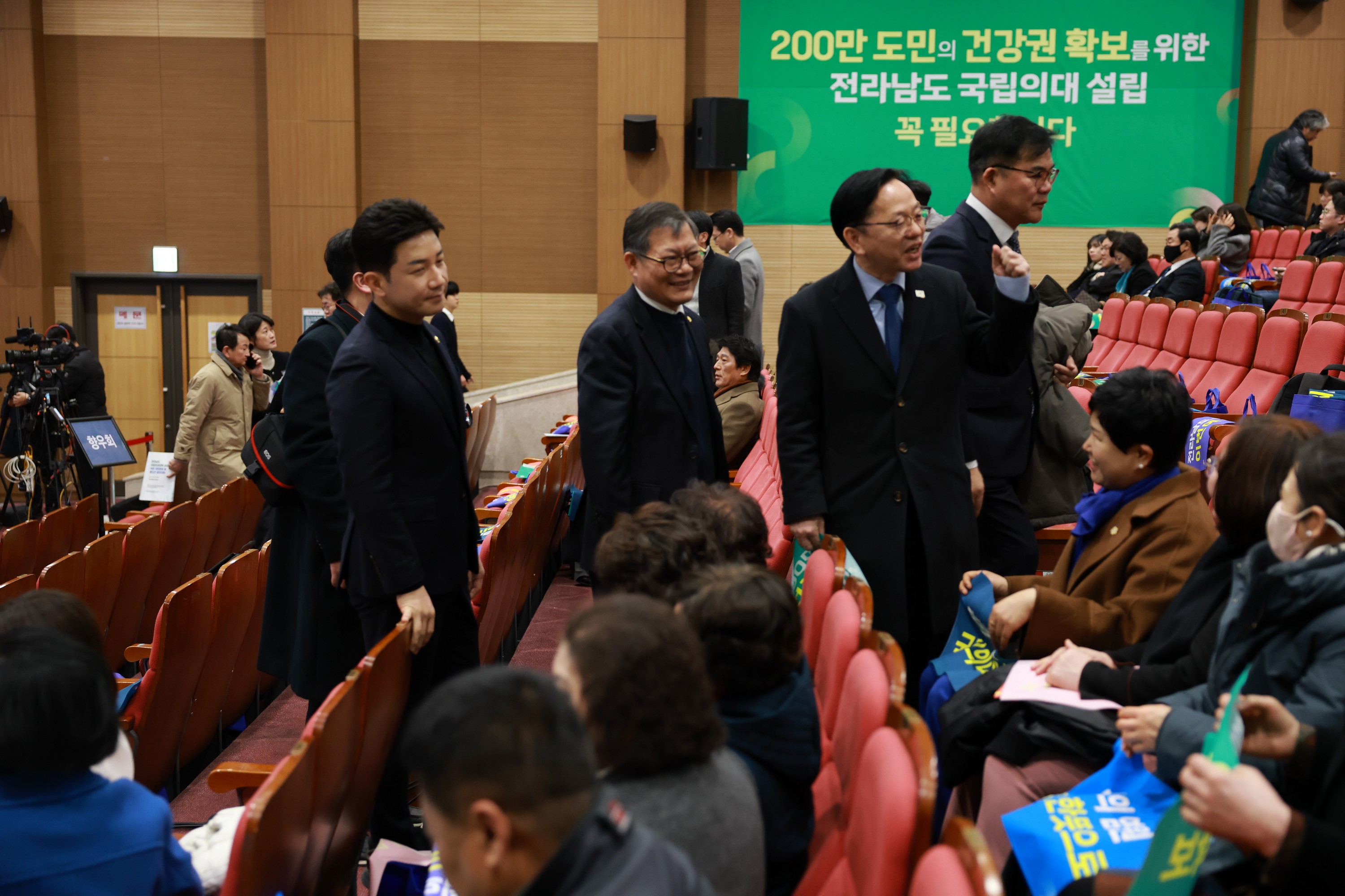 전남 통합대학교 국립의과대학 설립 국회 포럼 및 결의대회 첨부이미지 : 25년02월24일 전남 통합대학교 국립의과대학 설립 국회 포럼 및 결의대회 - 004.jpg
