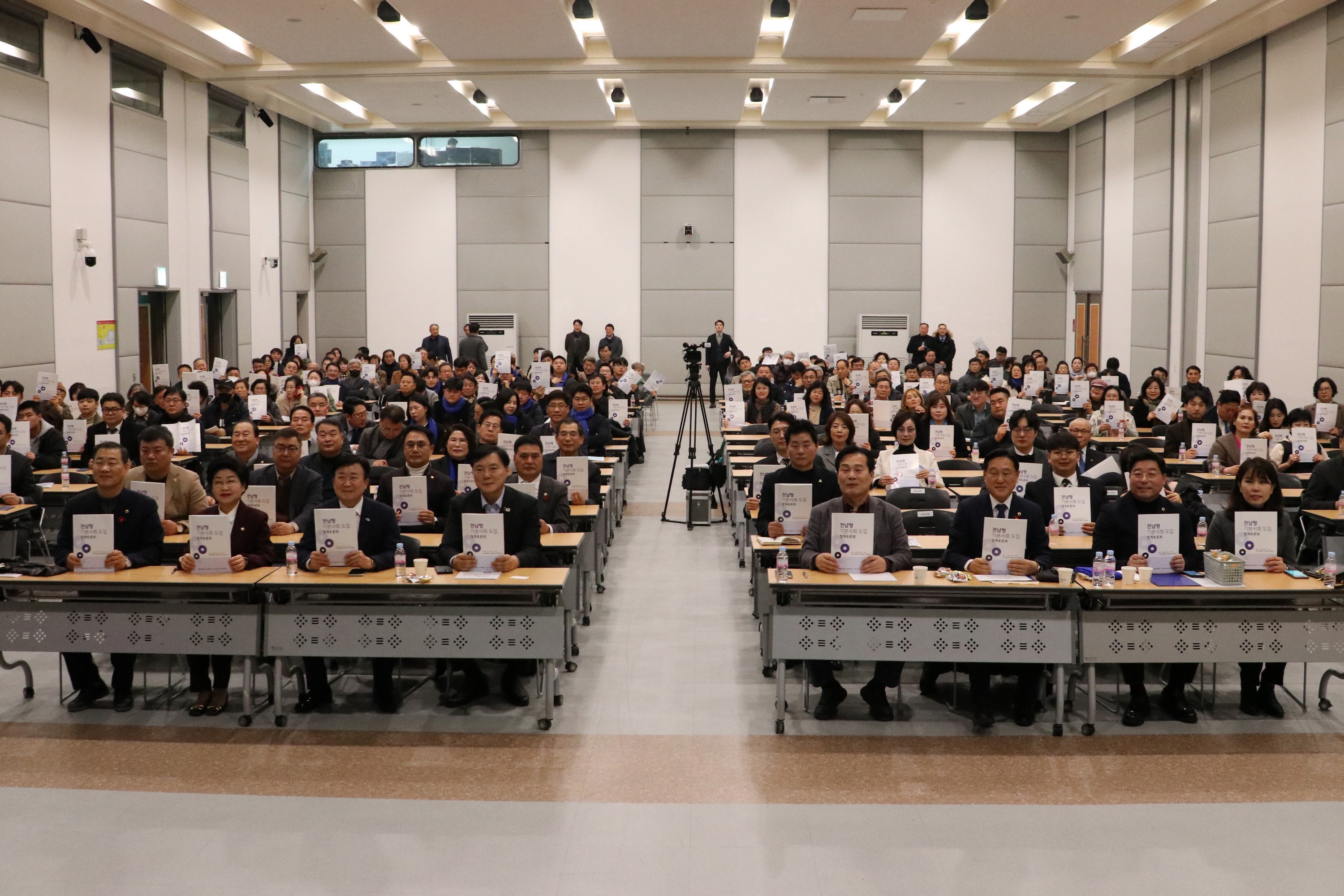 전남형 기본사회 도입 정책토론회 첨부이미지 : 25년02월15일 전남형 기본사회 도입 정책토론회 - 048.jpg