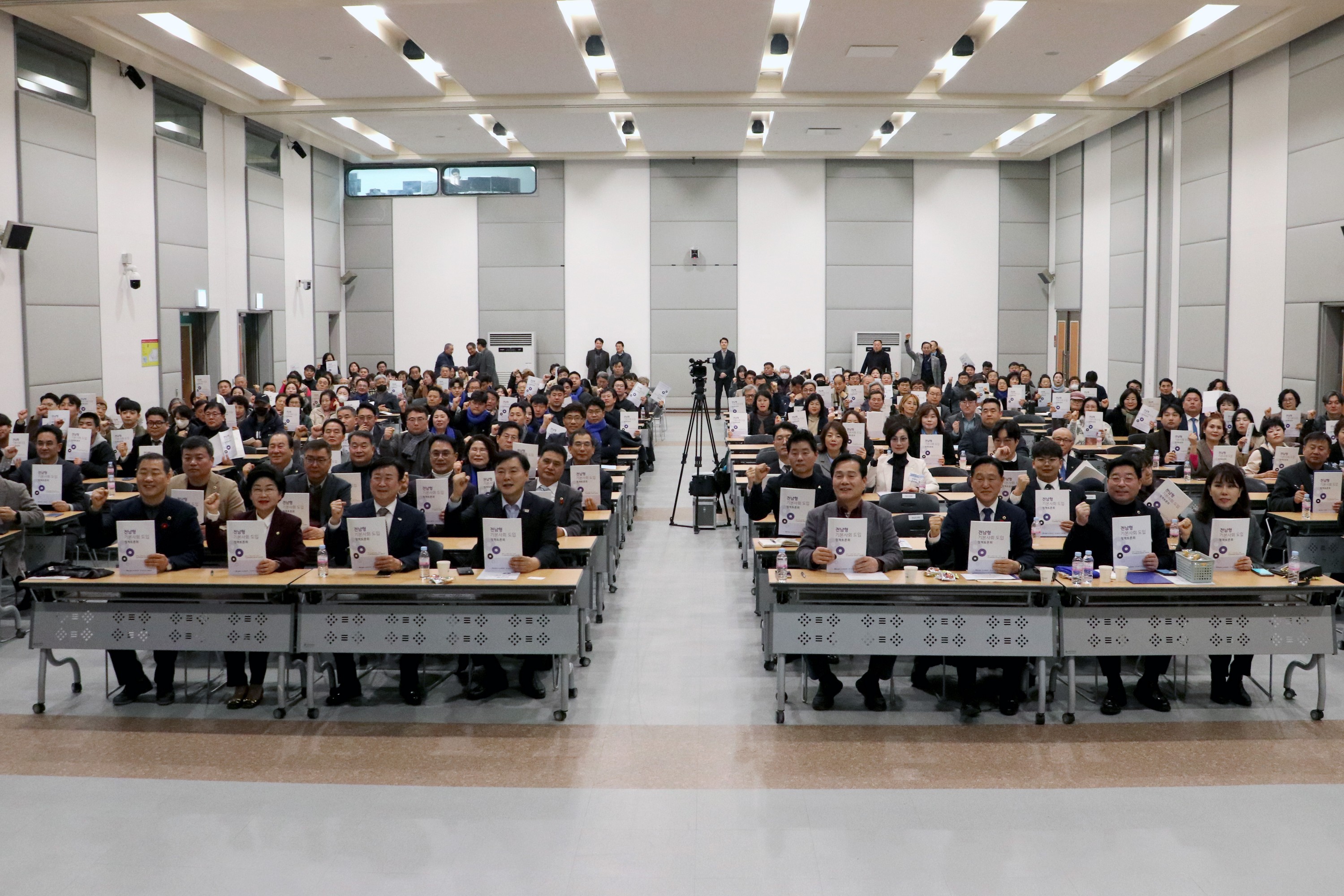 전남형 기본사회 도입 정책토론회 첨부이미지 : 25년02월15일 전남형 기본사회 도입 정책토론회 - 050.jpg
