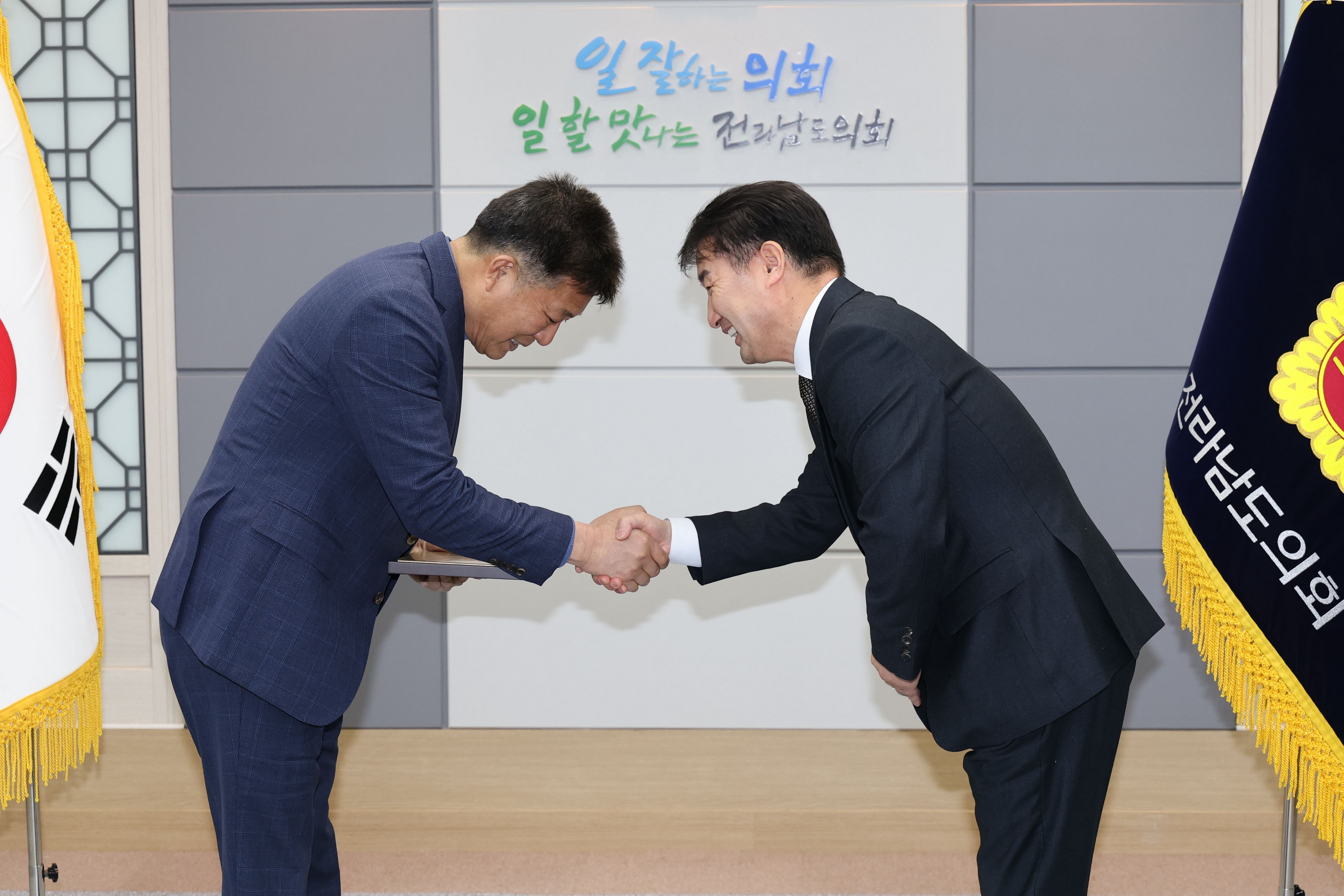 수협중앙회 감사패 전달식 첨부이미지 : 25년02월05일 수협중앙회 농수산위원회 감사패 수여식 - 012.jpg