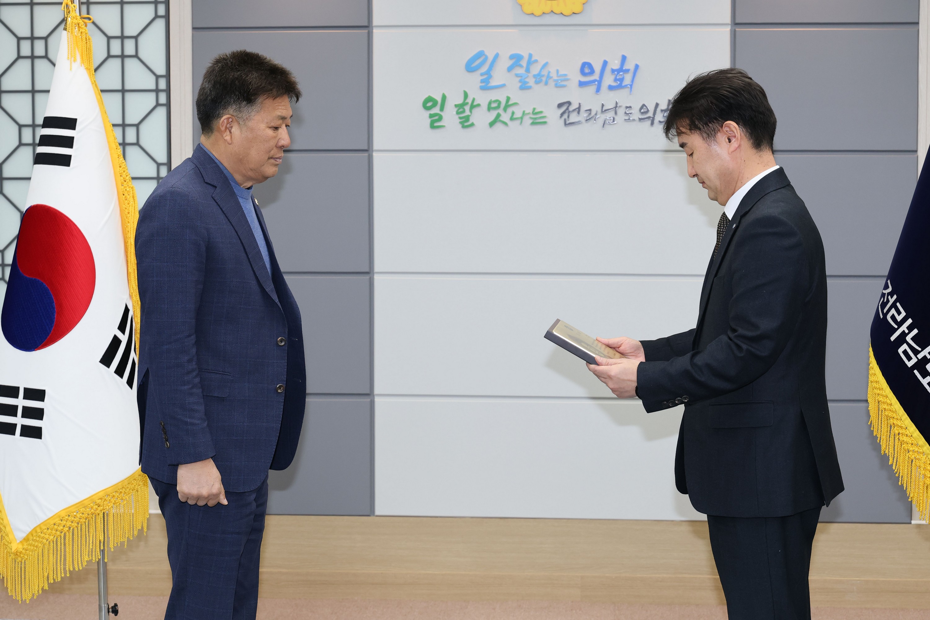 수협중앙회 감사패 전달식 첨부이미지 : 25년02월05일 수협중앙회 농수산위원회 감사패 수여식 - 010.jpg