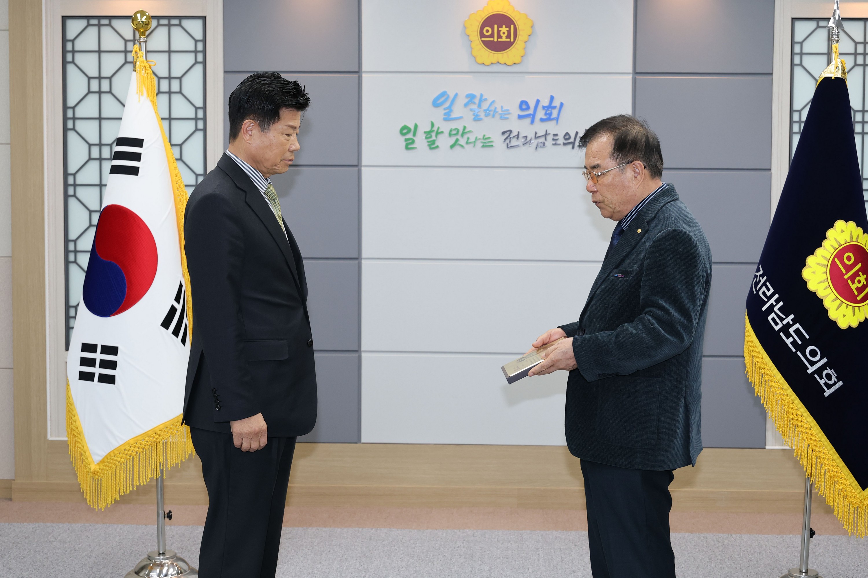 수협중앙회 감사패 전달식 첨부이미지 : 25년02월05일 수협중앙회 농수산위원회 감사패 수여식 - 006.jpg