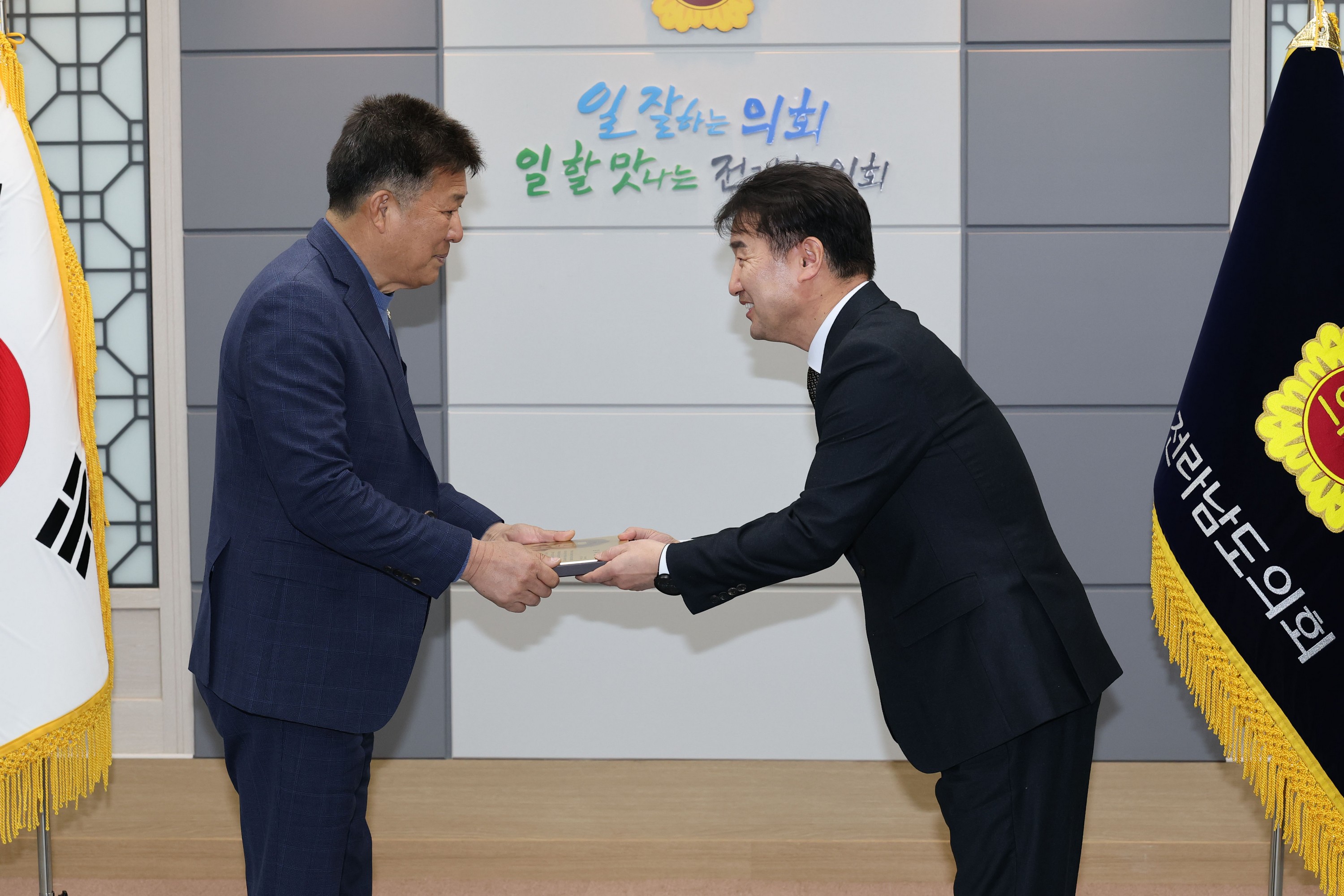 수협중앙회 감사패 전달식 첨부이미지 : 25년02월05일 수협중앙회 농수산위원회 감사패 수여식 - 011.jpg