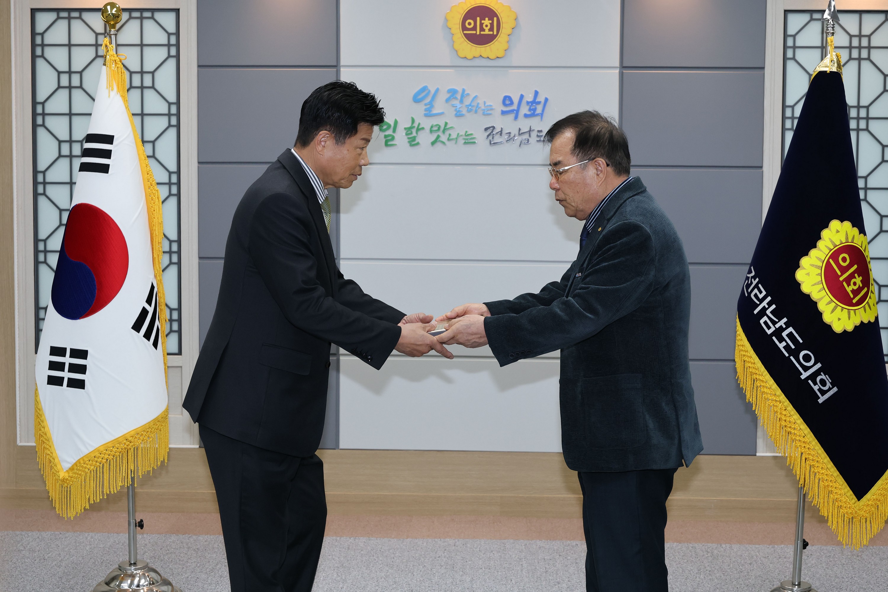 수협중앙회 감사패 전달식 첨부이미지 : 25년02월05일 수협중앙회 농수산위원회 감사패 수여식 - 007.jpg