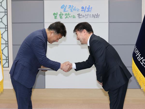 수협중앙회 감사패 전달식 첨부이미지 : 25년02월05일 수협중앙회 농수산위원회 감사패 수여식 - 012.jpg