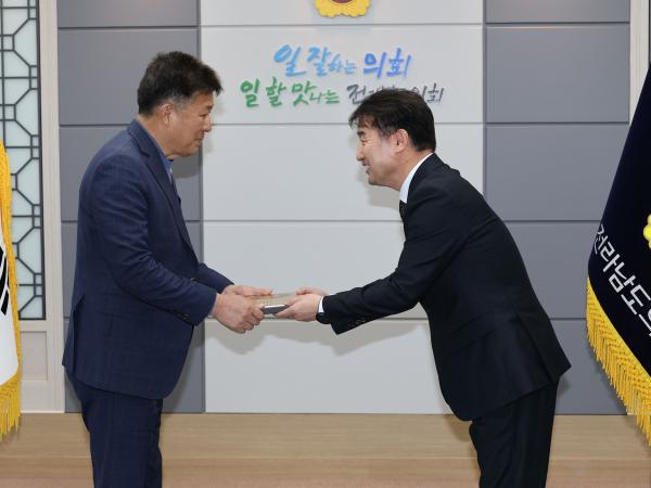 수협중앙회 감사패 전달식 첨부이미지 : 25년02월05일 수협중앙회 농수산위원회 감사패 수여식 - 011.jpg