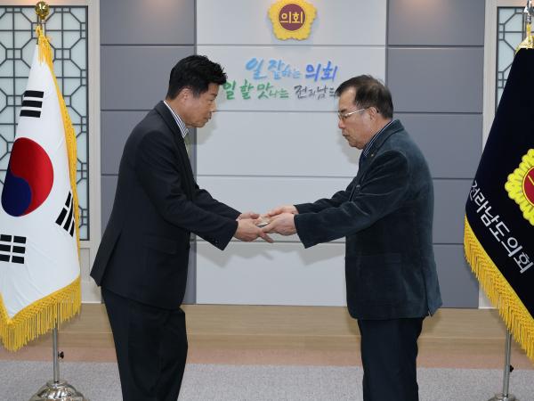 수협중앙회 감사패 전달식 첨부이미지 : 25년02월05일 수협중앙회 농수산위원회 감사패 수여식 - 007.jpg