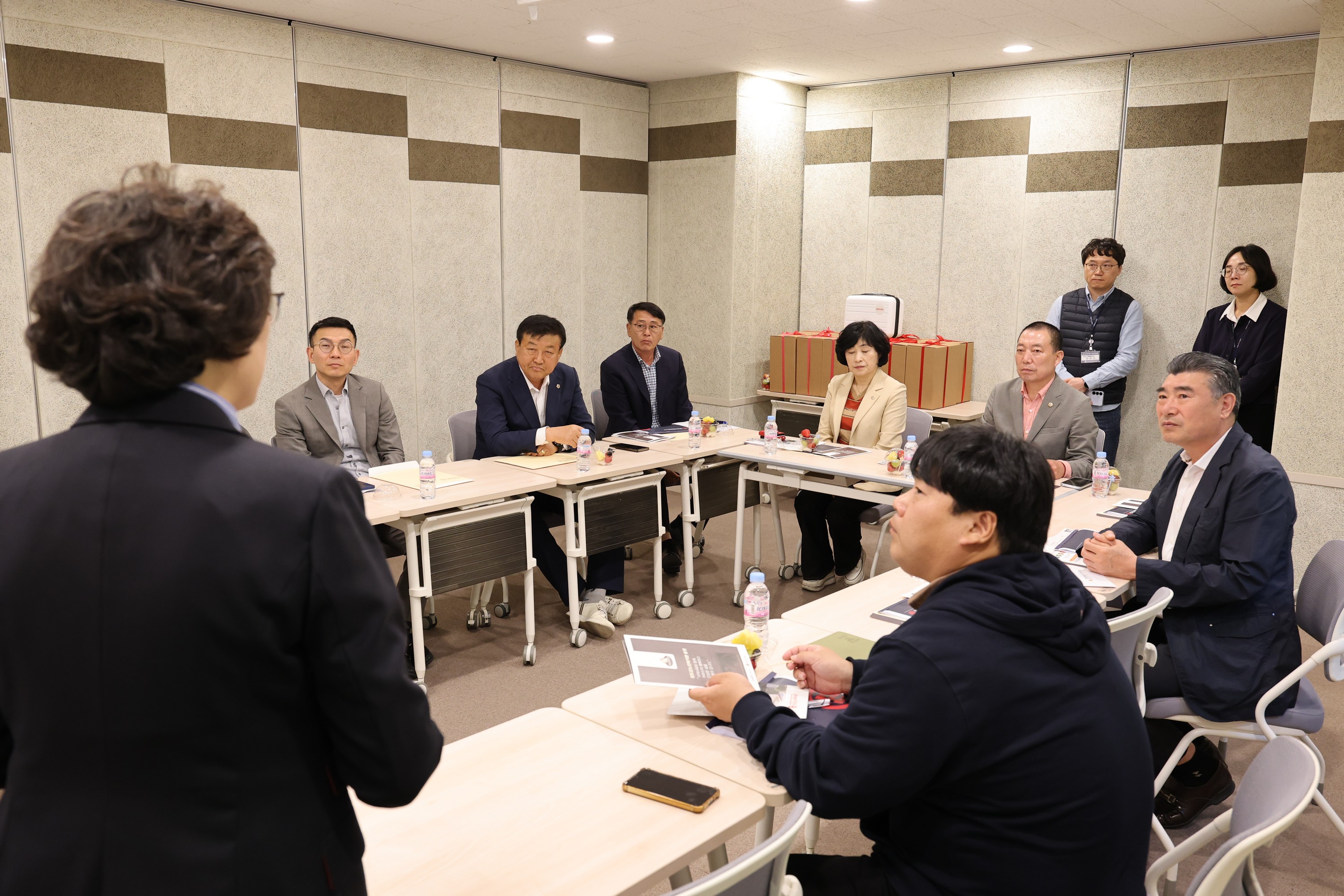 실버 정책 연구회 진도군 고령자 복지주택 현지활동 첨부이미지 : 25년04월28일 실버 정책 연구회 진도 고령자 복지주택 현지활동 - 006.jpg