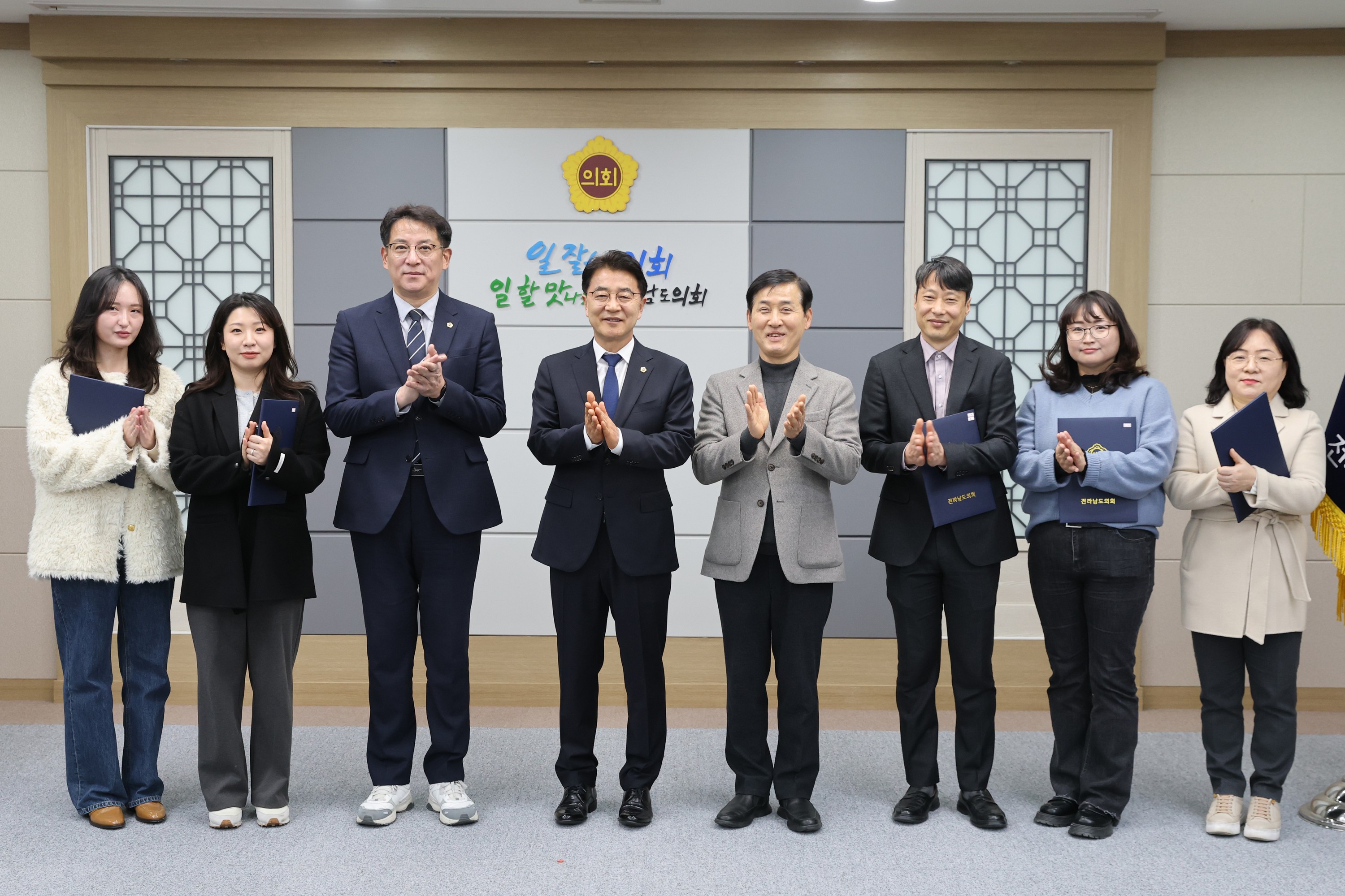 2025년 상반기 인사발령 임용장 수여식 첨부이미지 : 25년01월22일 2025년 상반기 인사발령 임용장 수여식 - 086.jpg