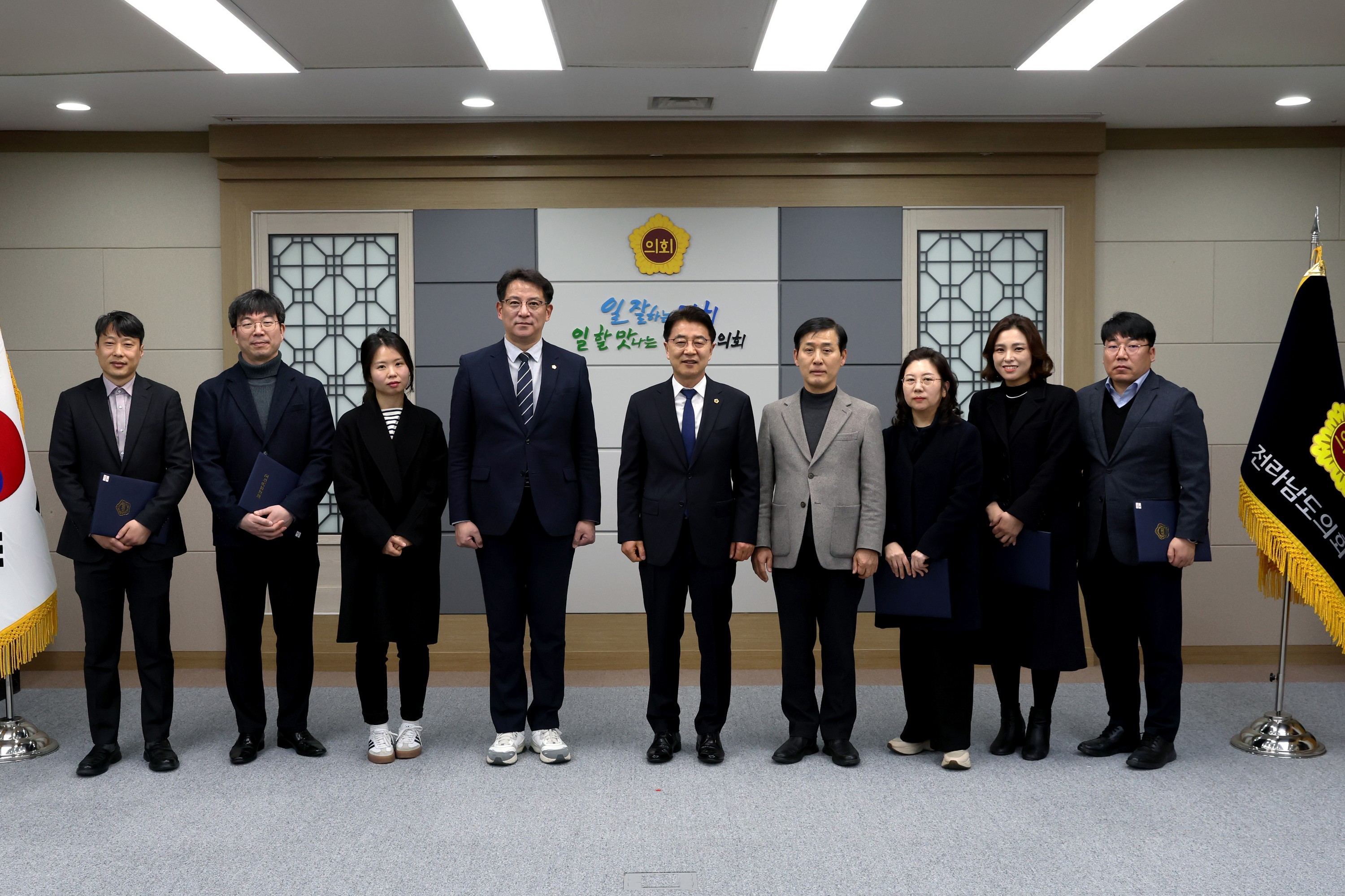 2025년 상반기 인사발령 임용장 수여식 첨부이미지 : 25년01월22일 2025년 상반기 인사발령 임용장 수여식 - 084.jpg