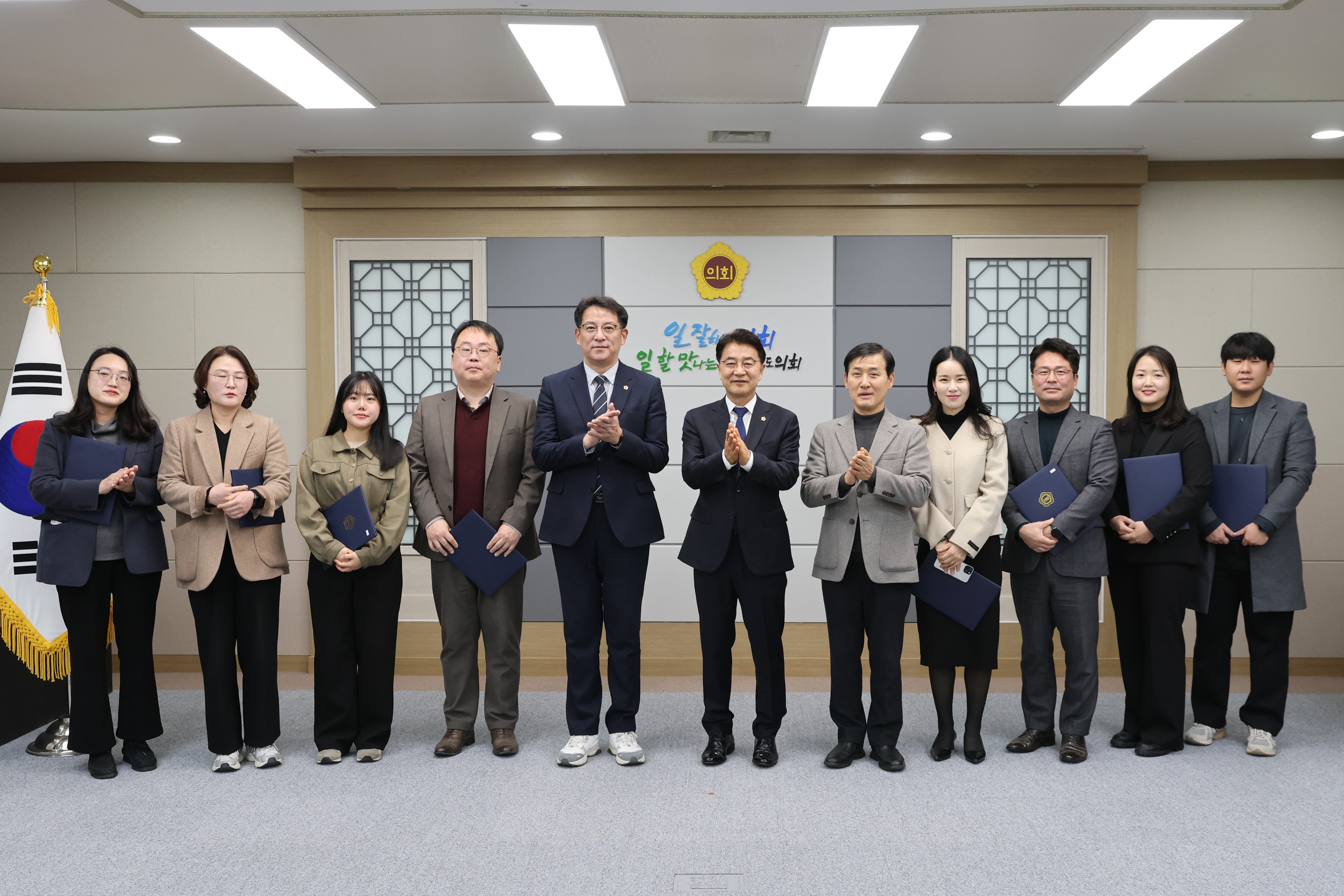 2025년 상반기 인사발령 임용장 수여식 첨부이미지 : 25년01월22일 2025년 상반기 인사발령 임용장 수여식 - 087.jpg