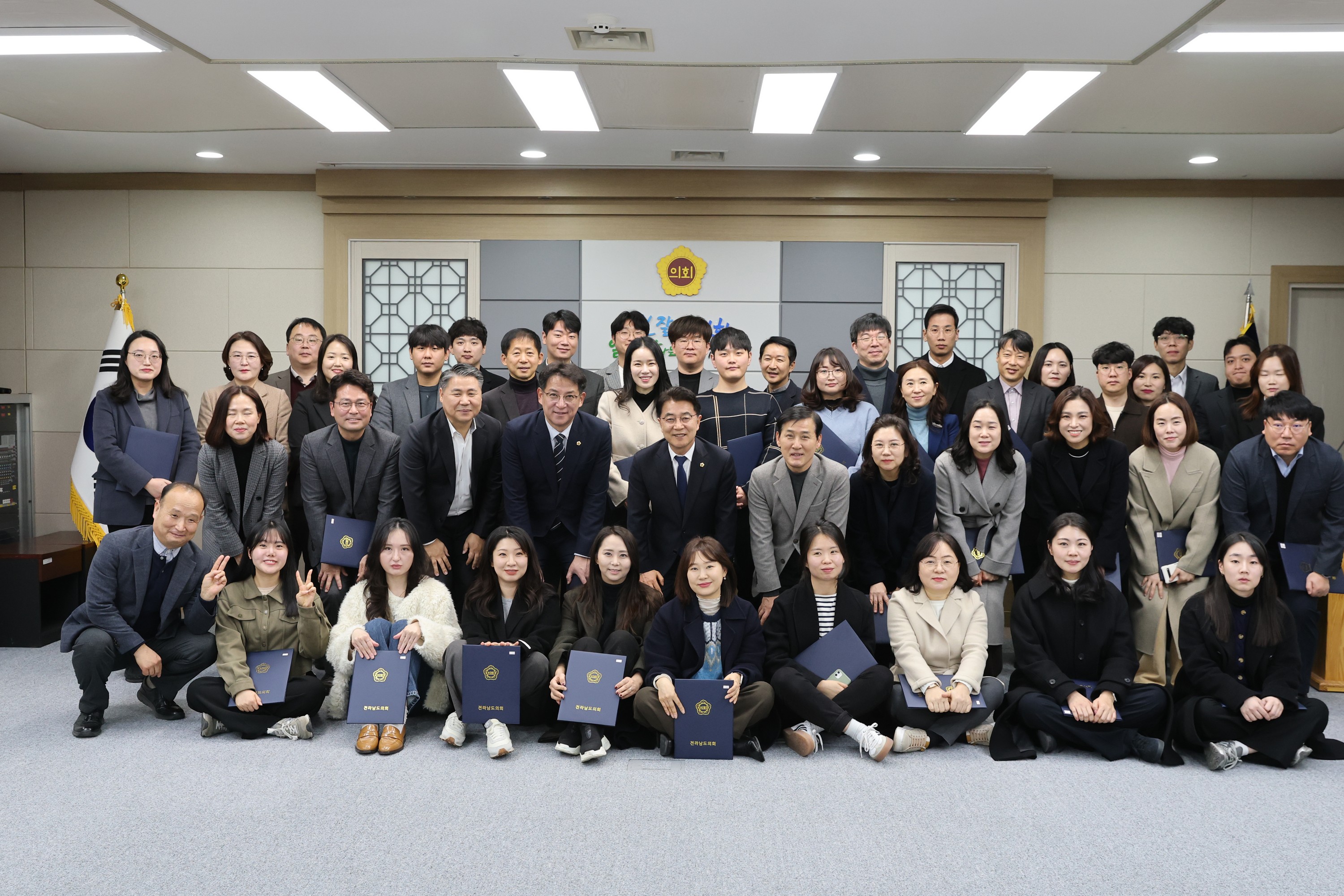 2025년 상반기 인사발령 임용장 수여식 첨부이미지 : 25년01월22일 2025년 상반기 인사발령 임용장 수여식 - 089.jpg
