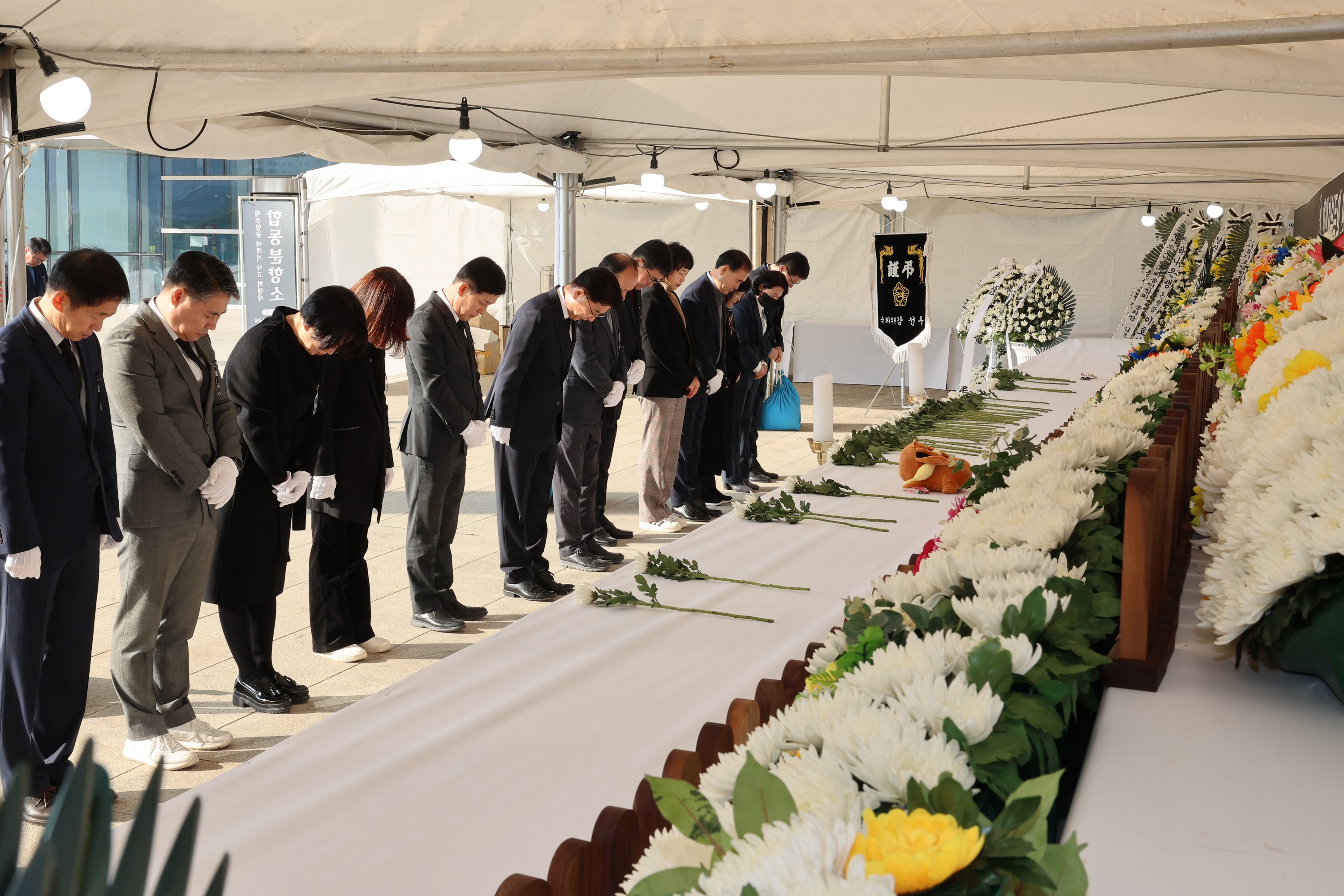 전라남도의회 제주항공 여객기 사고  합동분향소 조문 첨부이미지 : 25년01월02일 제주항공 여객기 사고 의회사무처 합동분향소 조문 - 007.jpg