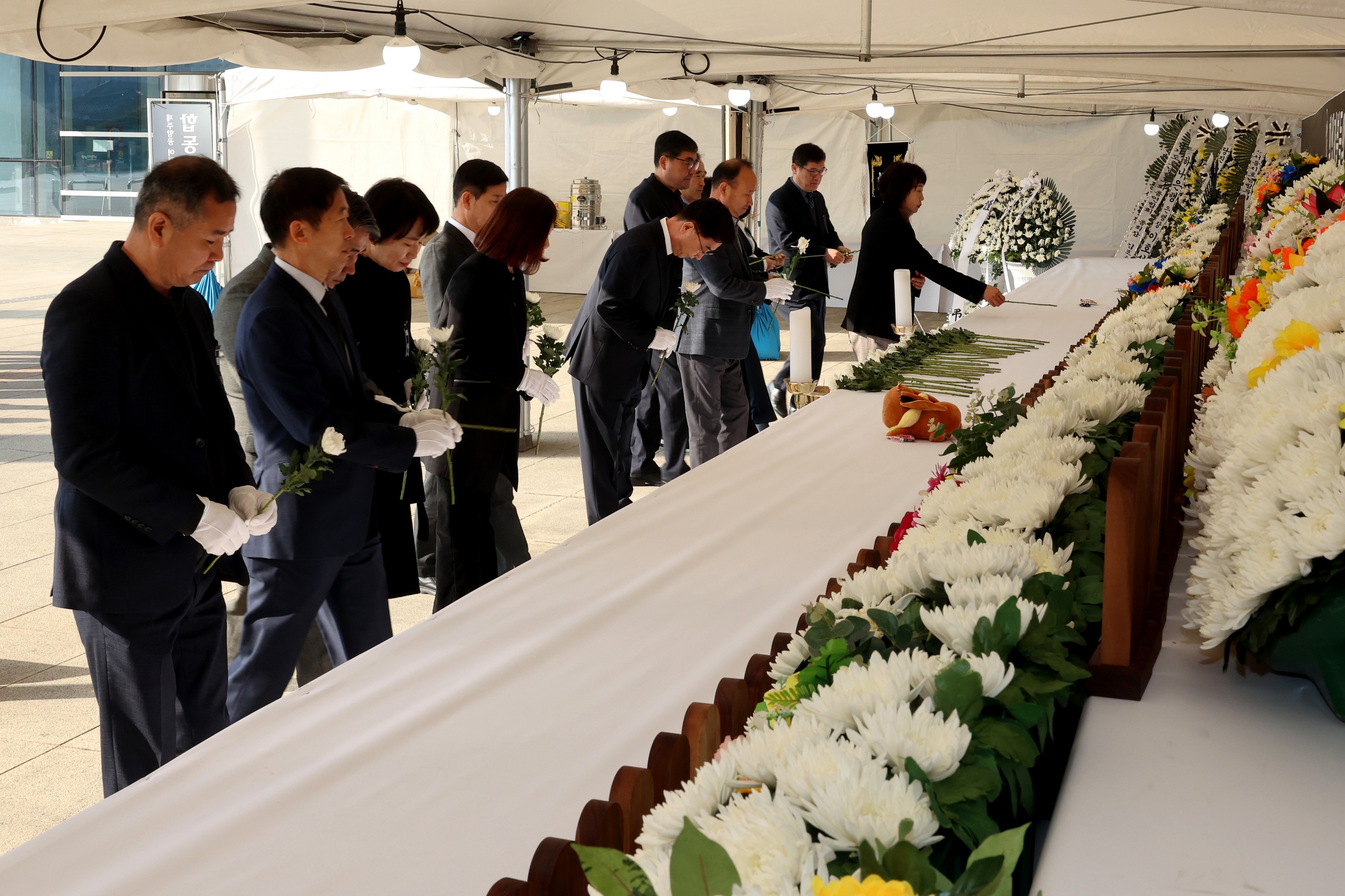 전라남도의회 제주항공 여객기 사고  합동분향소 조문 첨부이미지 : 25년01월02일 제주항공 여객기 사고 의회사무처 합동분향소 조문 - 002.jpg