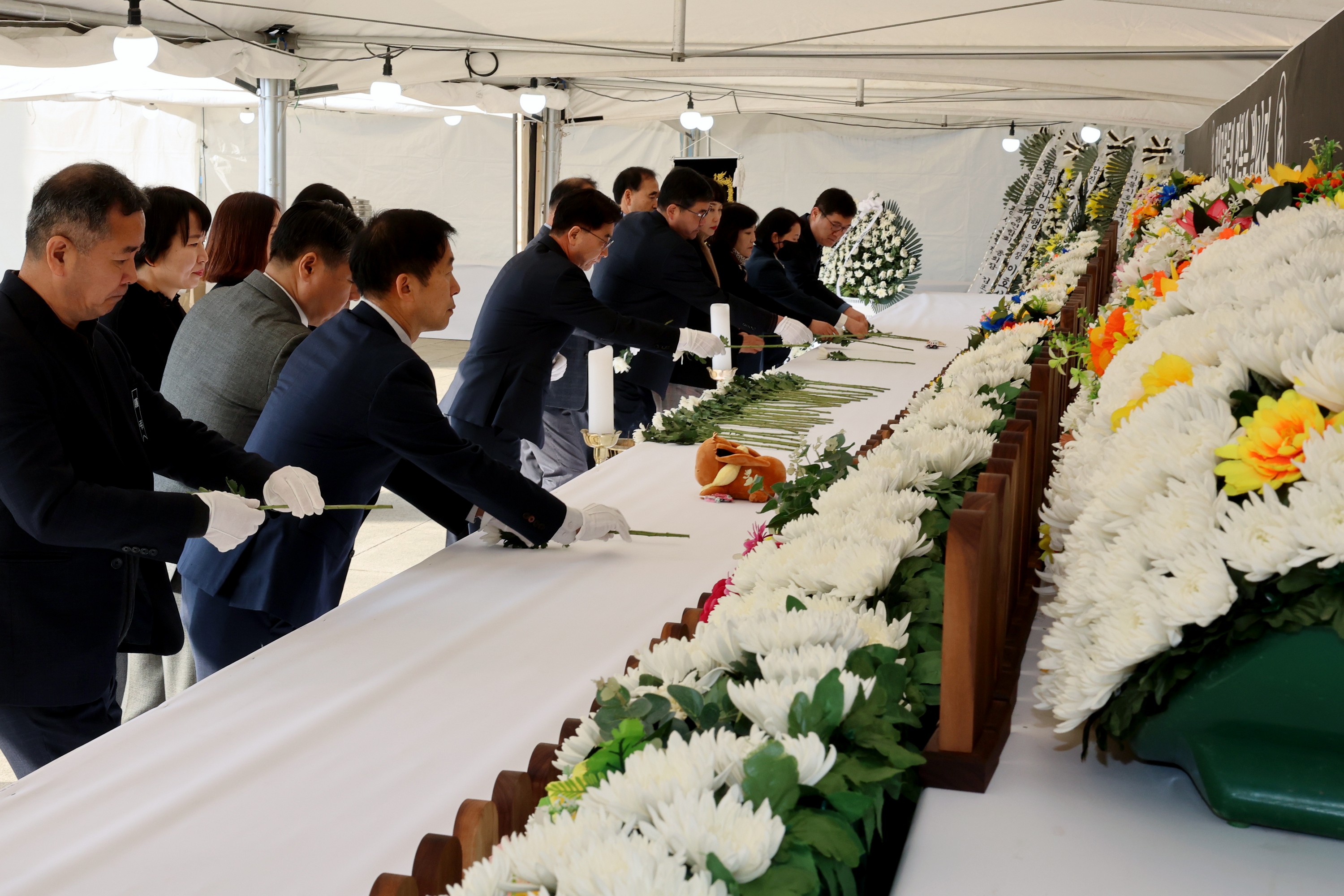 전라남도의회 제주항공 여객기 사고  합동분향소 조문 첨부이미지 : 25년01월02일 제주항공 여객기 사고 의회사무처 합동분향소 조문 - 003.jpg