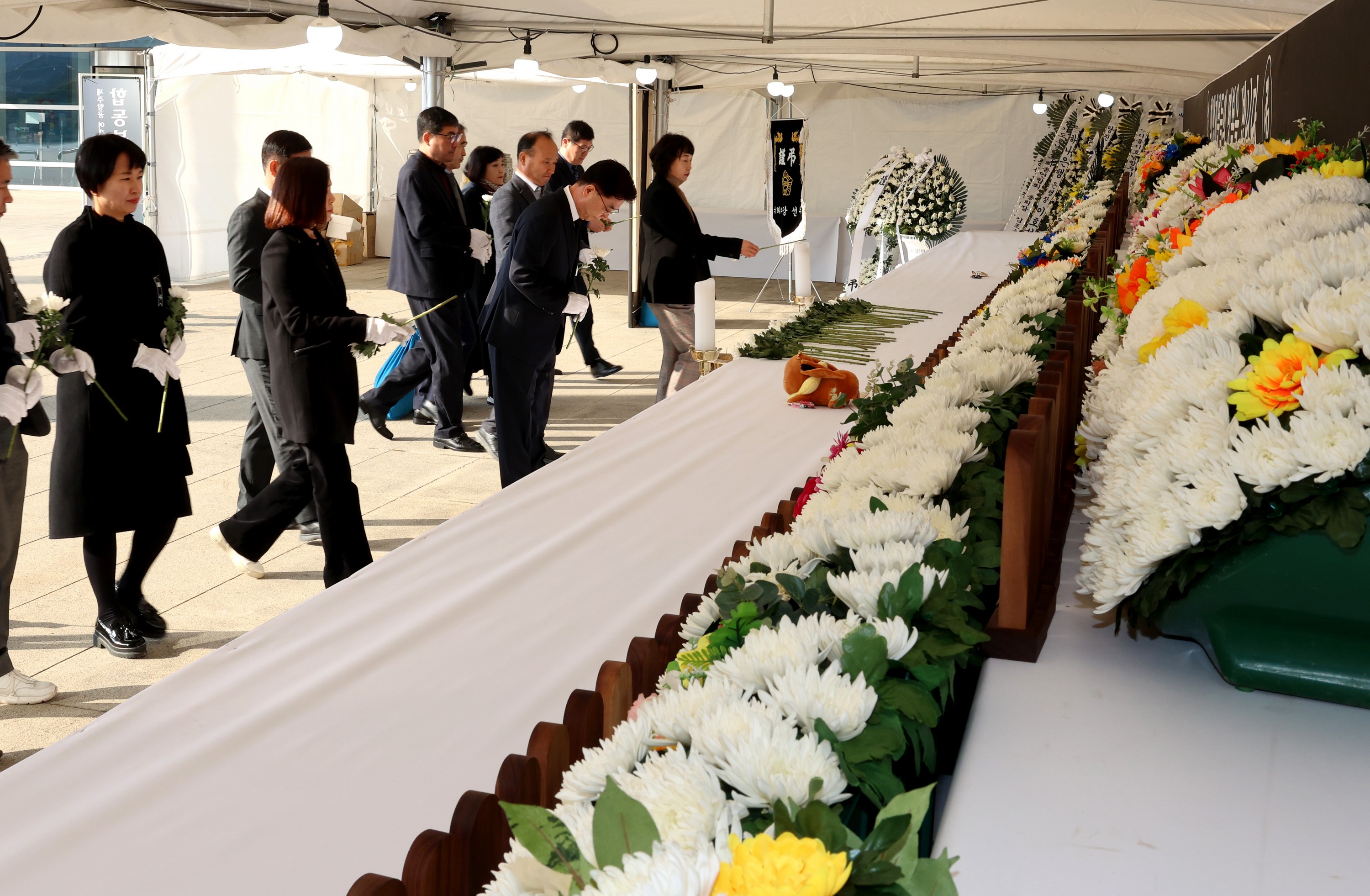 전라남도의회 제주항공 여객기 사고  합동분향소 조문 첨부이미지 : 25년01월02일 제주항공 여객기 사고 의회사무처 합동분향소 조문 - 001.jpg