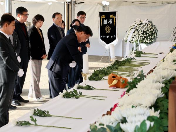 전라남도의회 제주항공 여객기 사고  합동분향소 조문 첨부이미지 : 25년01월02일 제주항공 여객기 사고 의회사무처 합동분향소 조문 - 005.jpg