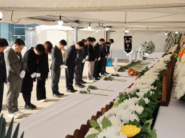 전라남도의회 제주항공 여객기 사고  합동분향소 조문 첨부이미지 : 25년01월02일 제주항공 여객기 사고 의회사무처 합동분향소 조문 - 007.jpg