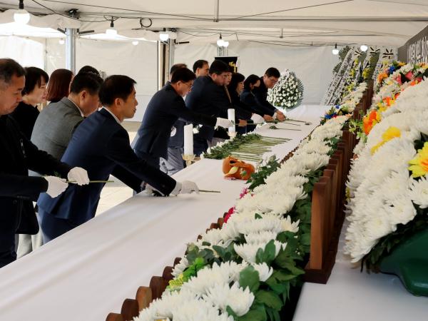 전라남도의회 제주항공 여객기 사고  합동분향소 조문 첨부이미지 : 25년01월02일 제주항공 여객기 사고 의회사무처 합동분향소 조문 - 003.jpg
