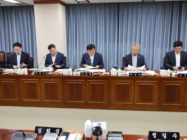 제392회 임시회 농수산위원회 추경예산안 심사 첨부이미지 : 25년07월28일 제392회 임시회 농수산위원회 추경예산안 심사 (7).jpg