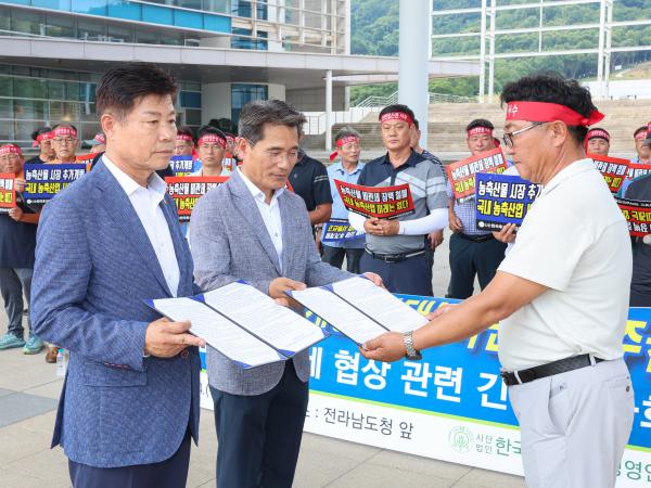 미국 농축산물 추가 개방반대 건의문 전달식 첨부이미지 : 25년07월24일 한농연_ 미국 농축산물 추가 개방반대 건의문 전달식 (2).jpg